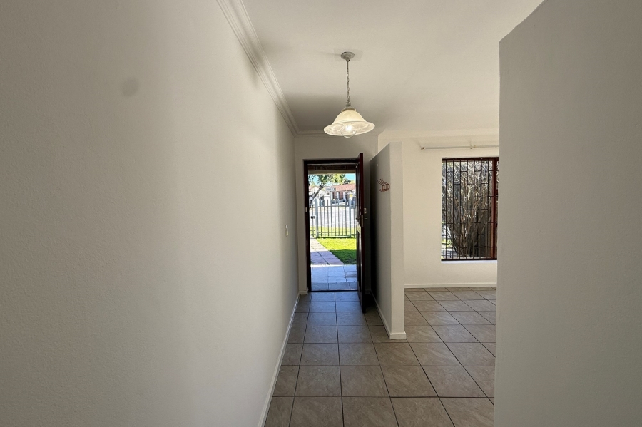 To Let 2 Bedroom Property for Rent in Oakglen Western Cape